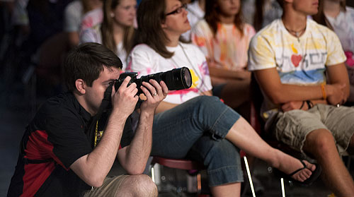 Jeff Geerling shooting photos with Nikon at Steubenville Youth Conference