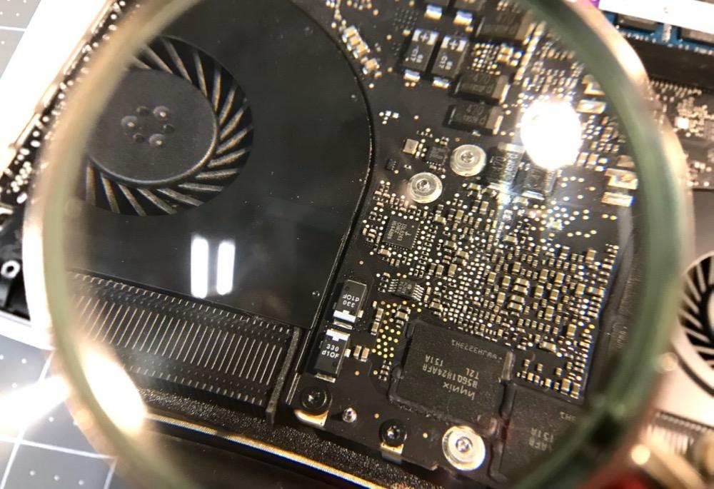 MacBook Pro 2011 Radeon GPU disable resistor through magnifying glass