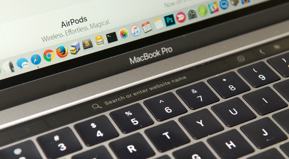 The 2016 MacBook Pro Touch Bar showing a useless Safari address bar
