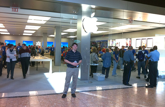 Jeff Geerling in front of Apple Store, Galleria, St. Louis