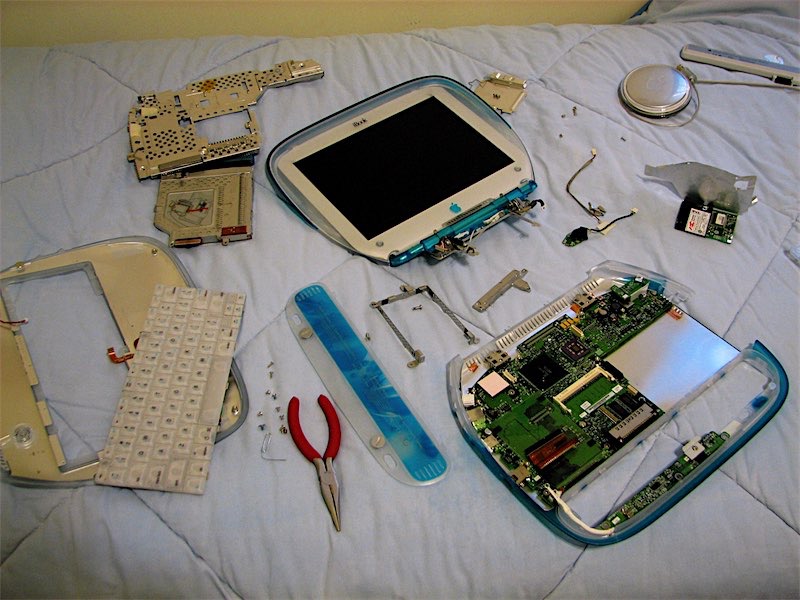 Bondi Blue iBook G3 dismembered on bed