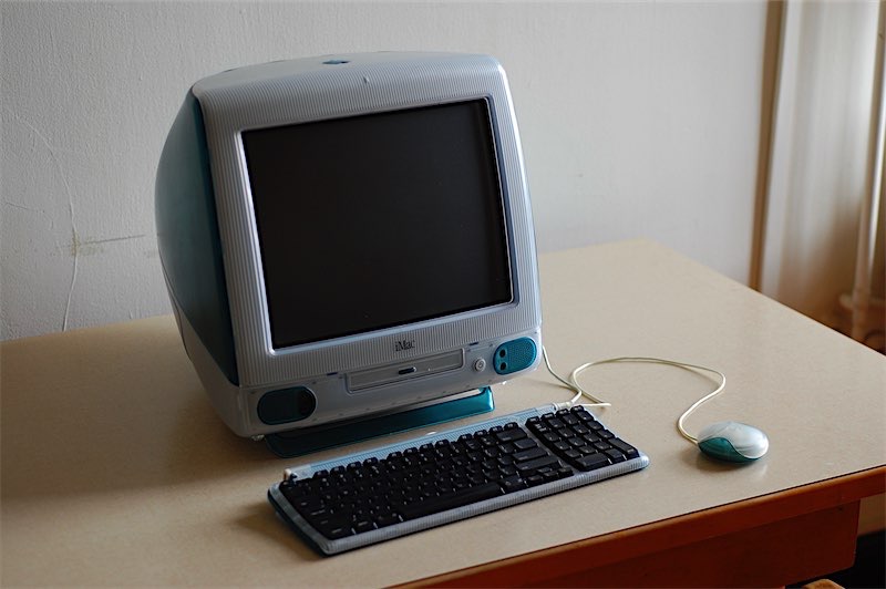Bondi Blue iMac G3 with hockey puck mouse