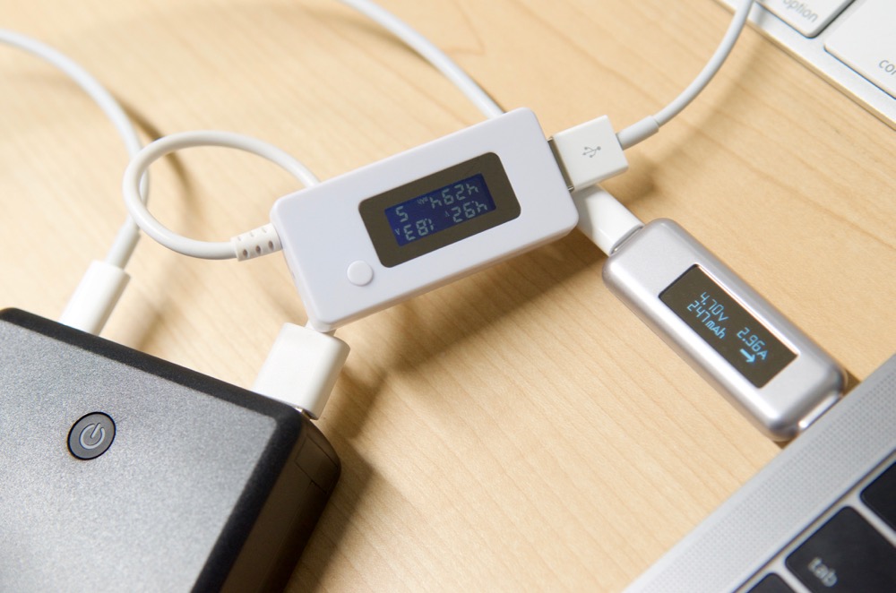 AUKEY 30000 mAh Charging MacBook Pro at 3A and iPad at 2A