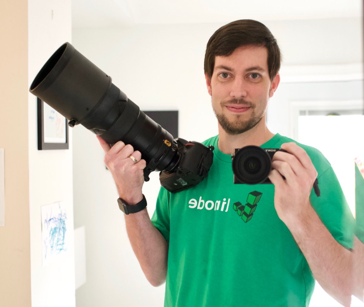Jeff Geerling holding Nikon 300mm f/2.8