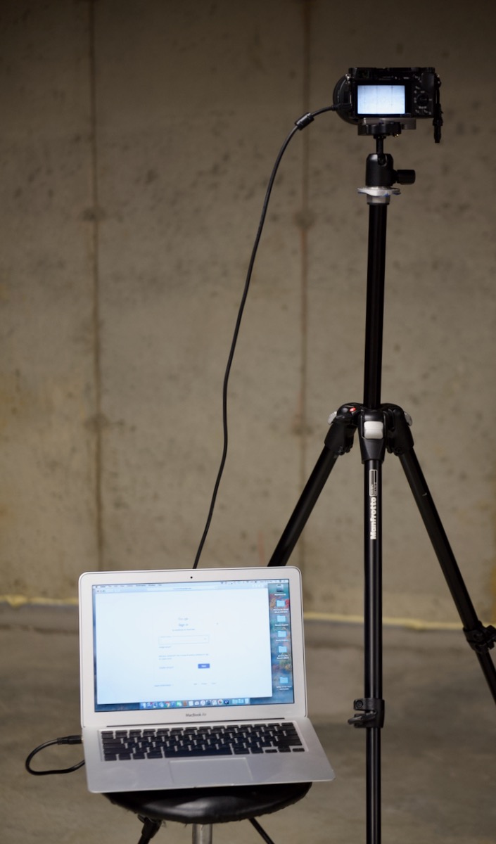 Streaming setup with external Sony a6000 with zoom lens on tripod