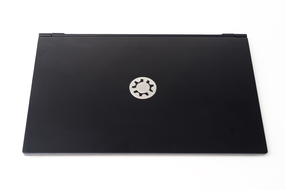 Kubuntu Focus M2 Lid closed - Logo on top