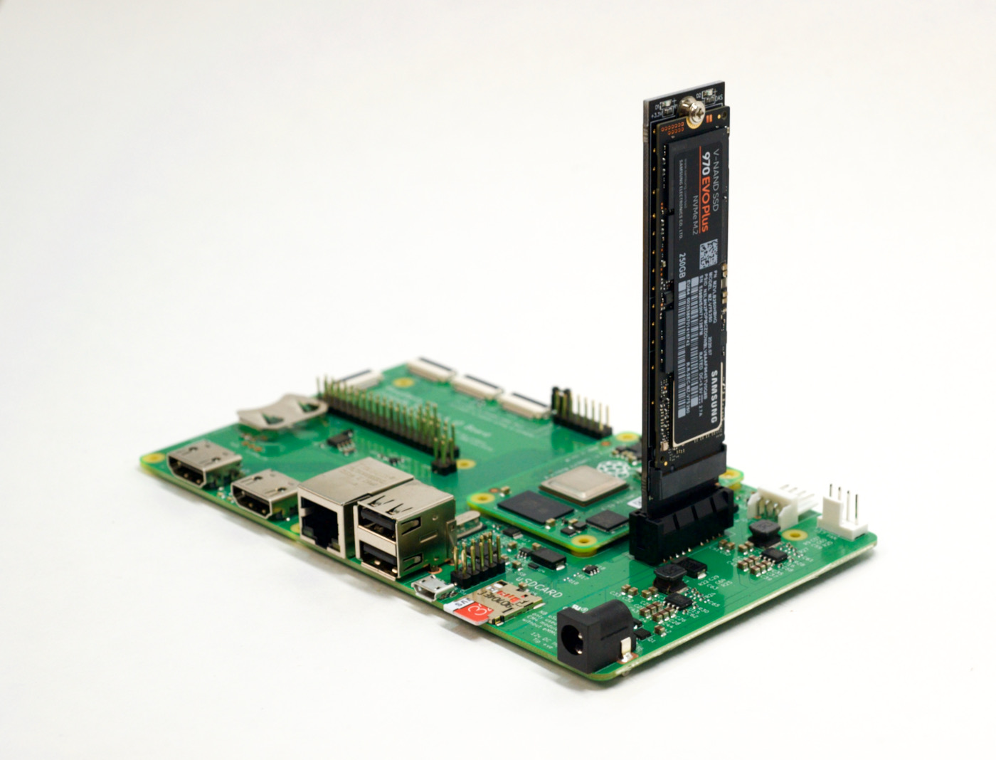M.2 NVMe SSD Samsung 970 EVO in Raspberry Pi Compute Module 4 IO Board