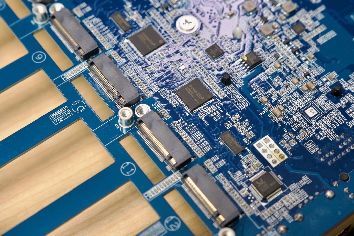 Flashstor 12 Pro populated M.2 slots and PCIe switch chips