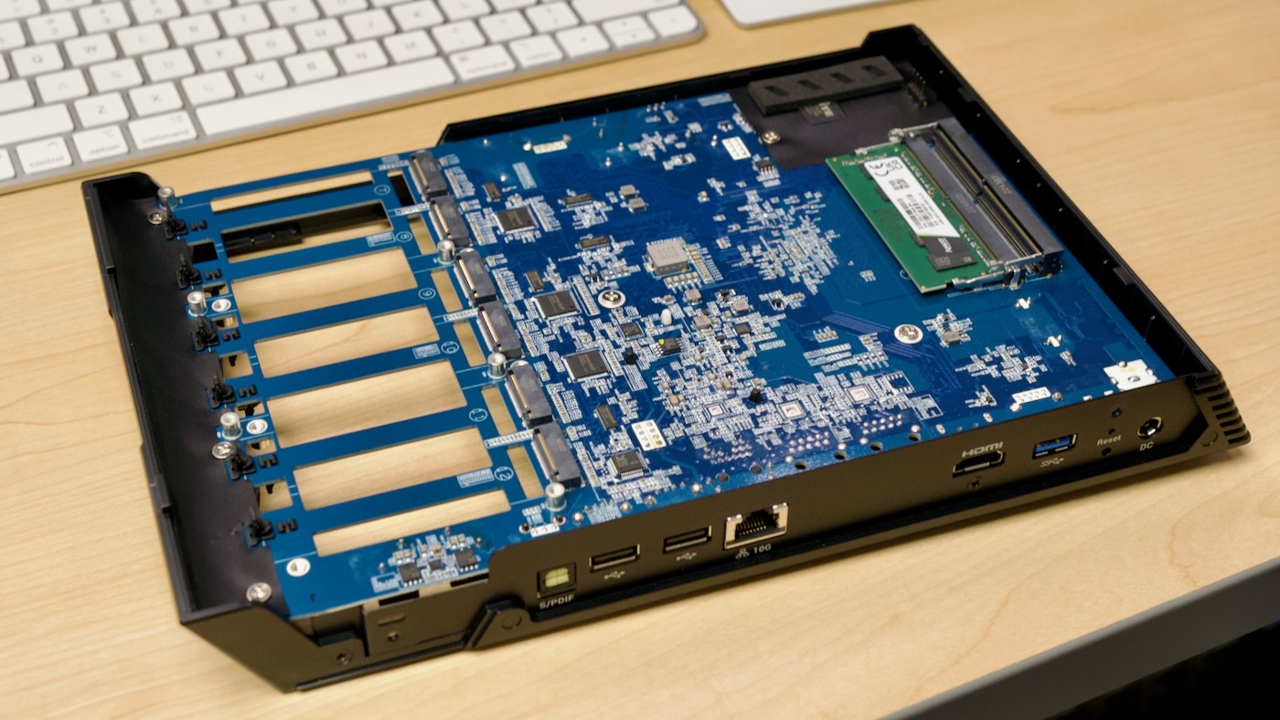 Flashstor 12 Pro topside populated NVMe slots