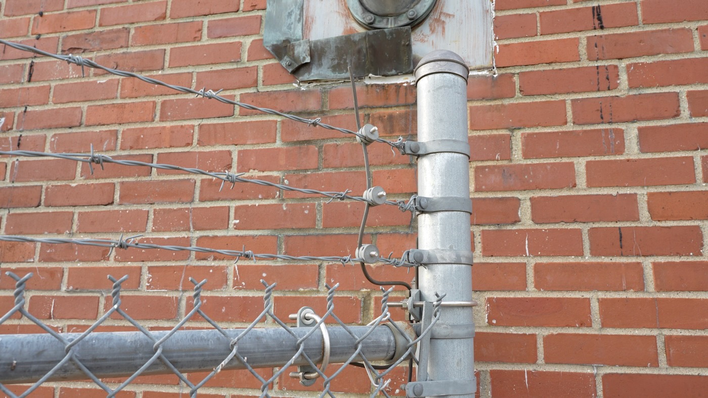 KMOX-AM Tower site grounding on barbed wire on fencepost