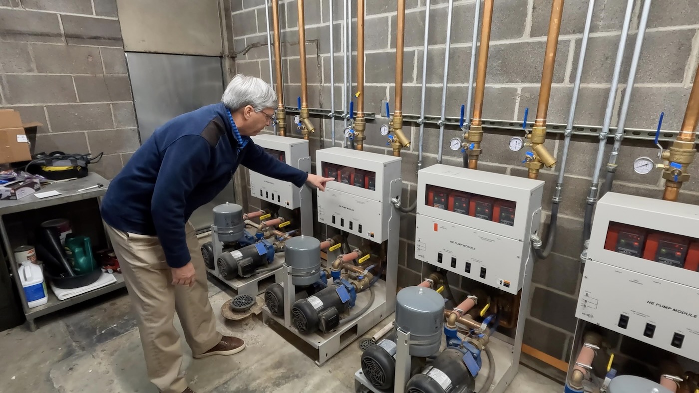 Redundant water pumps for water cooling TV tower transmitters