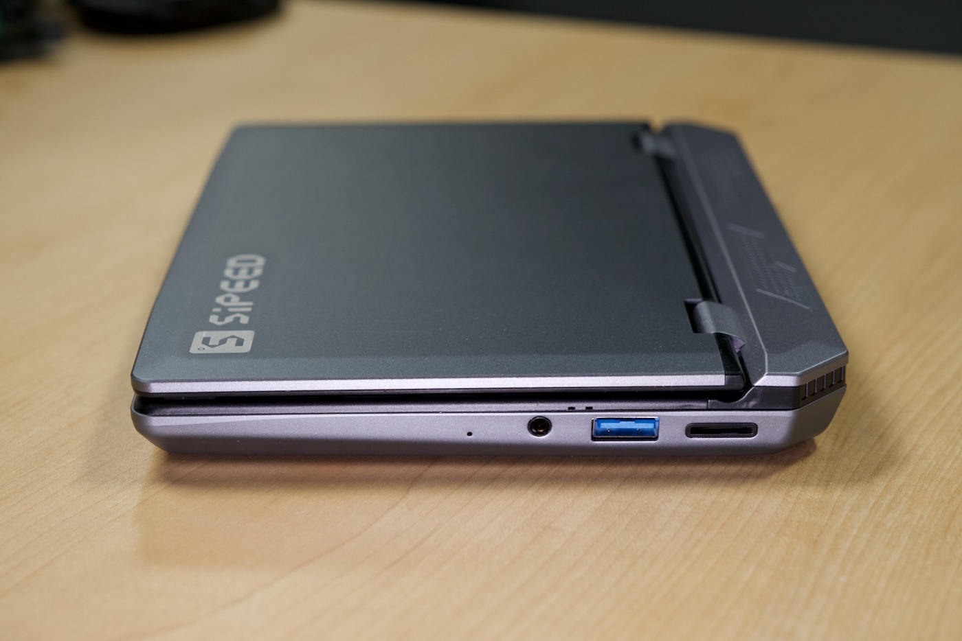 Sipeed Lichee Console 4A - ports on side