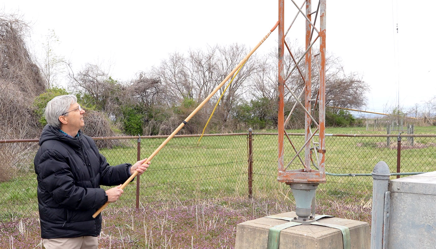 Ungrounded hot dog touching AM tower
