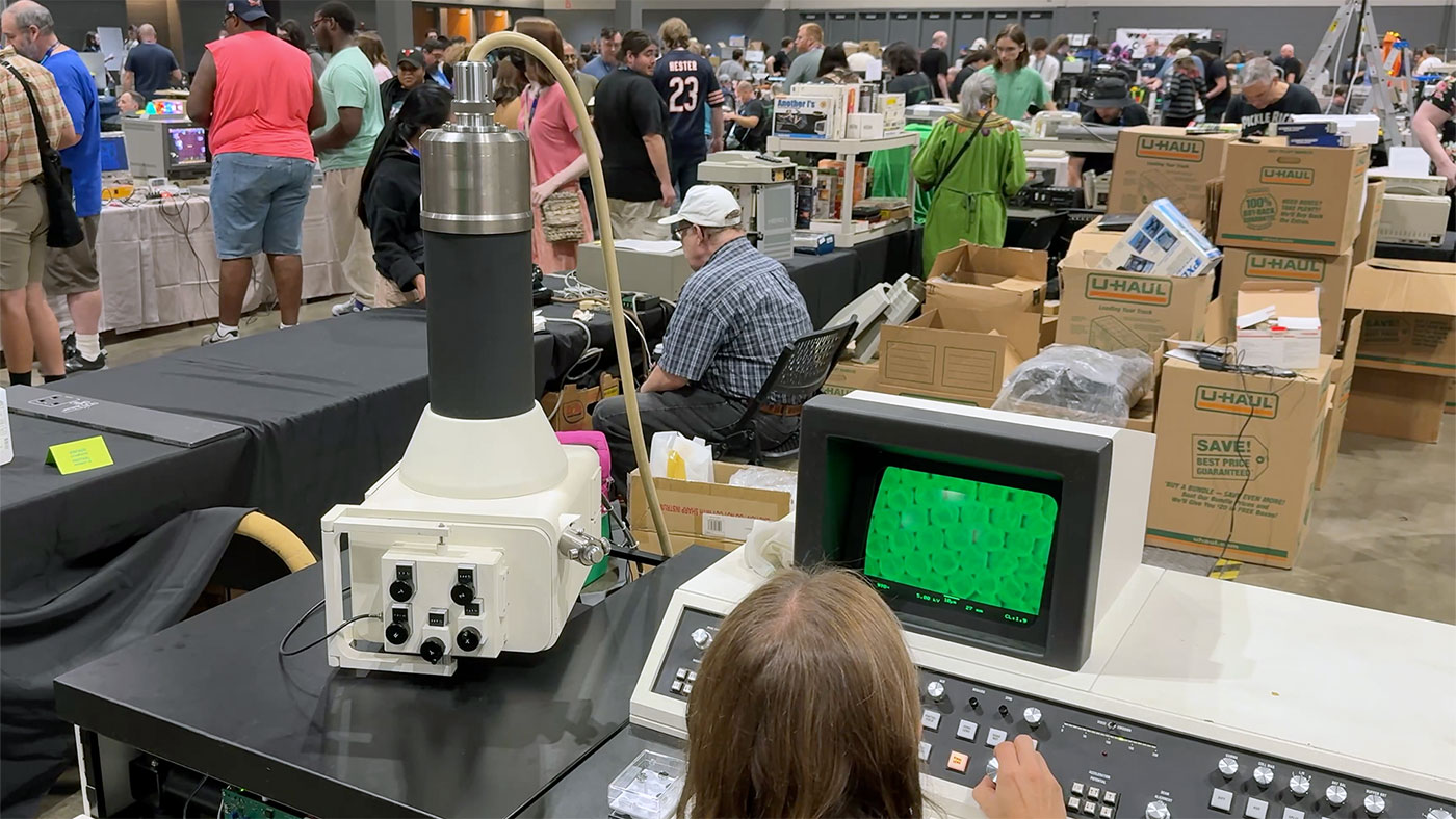 Scanning Electron Microscope at VCF Midwest