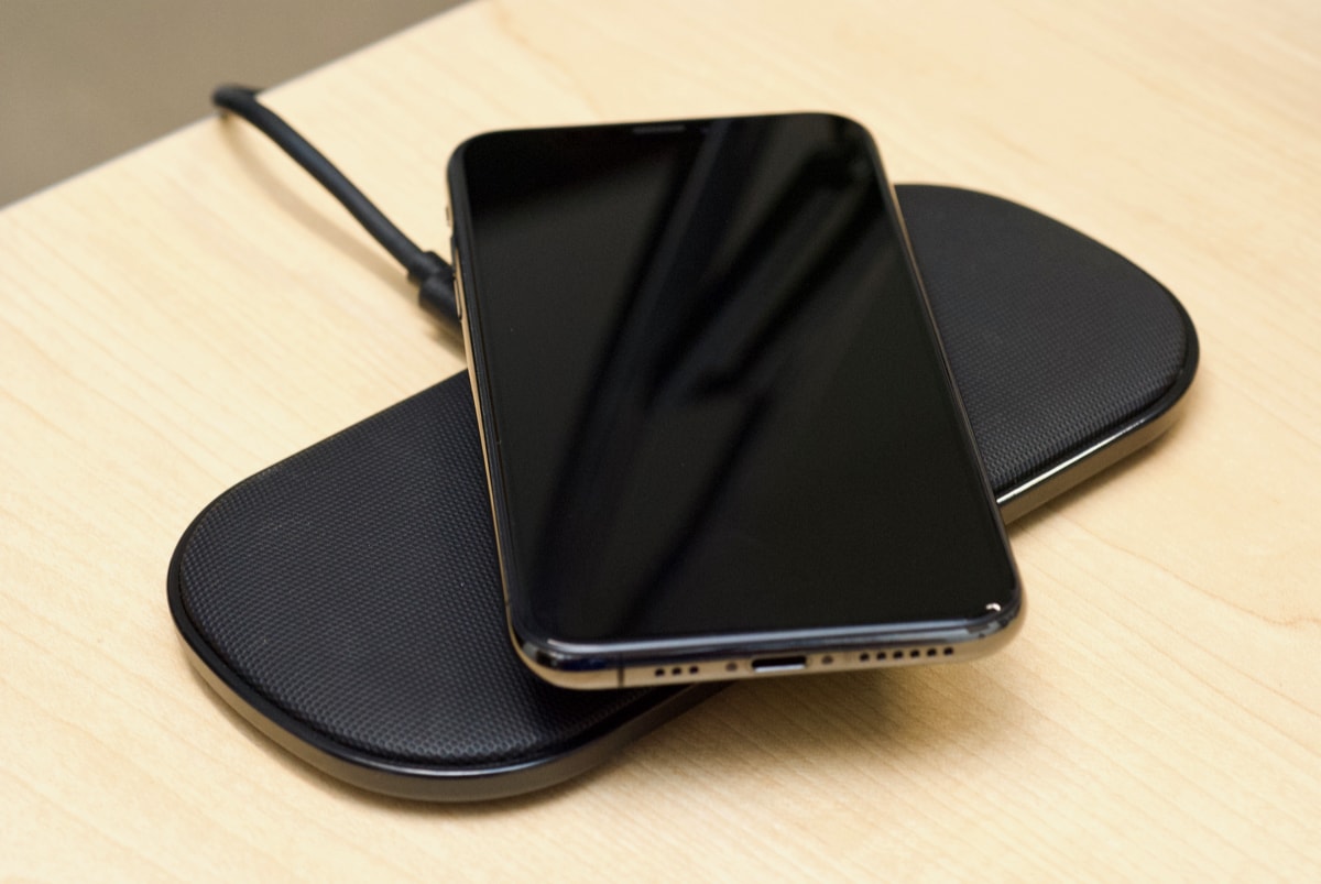 iPhone XS on wireless Qi charging pad