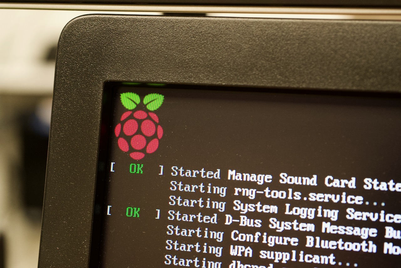 Raspberry Pi boot logo showing one processor core